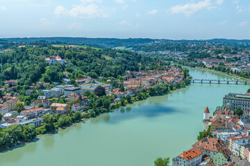 Ausblick auf die Universitätsstadt Passau an Donau, Inn und Ilz im Sommer, Blick zur Innstadt
