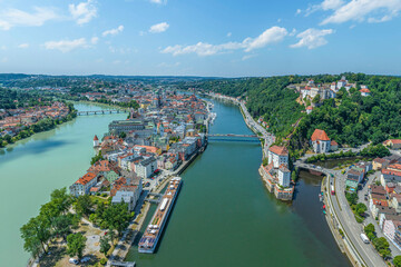Die Dreiflüssestadt Passau in Niederbayern im Luftbild - obrazy, fototapety, plakaty