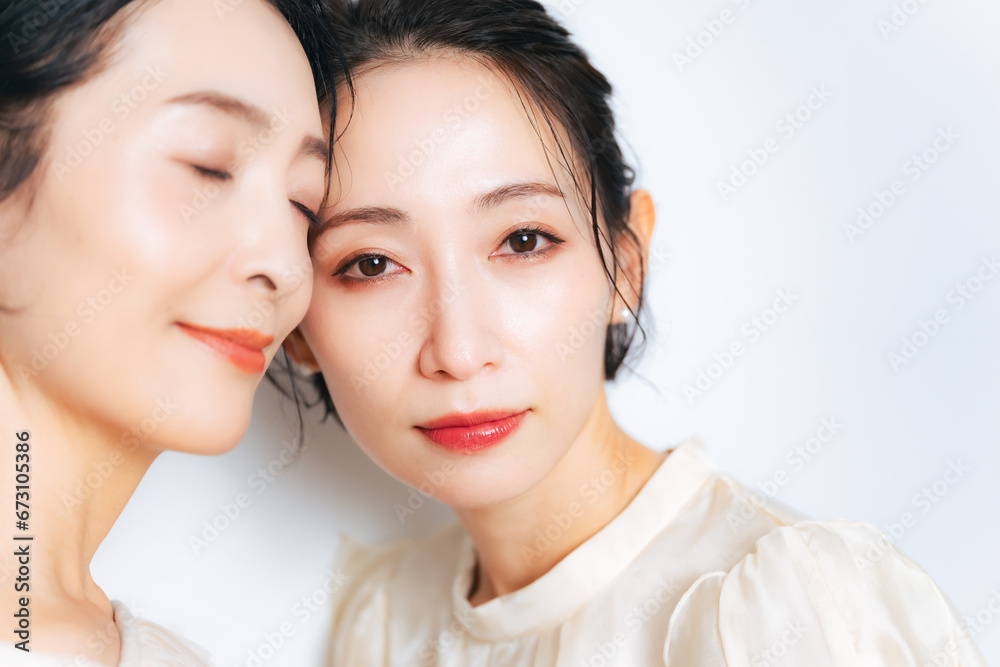 Aufkleber ミドル女性二人のビューティーポートレート　スキンケア　コスメ