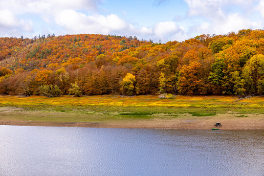 Herbstwanderung entlang der Edertalsperre zur versunkenen Stadt vom Edersee Atlantis  - Edertal - Hessen - Deutschland