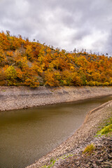 Herbstwanderung entlang der Edertalsperre zur versunkenen Stadt vom Edersee Atlantis  - Edertal -...