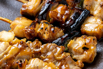 焼鳥盛り合わせ(ももとねぎま)の、ねぎまを中心としたアップ。
