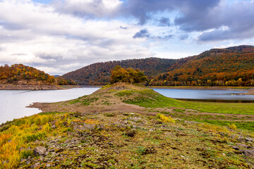 Herbstwanderung entlang der Edertalsperre zur versunkenen Stadt vom Edersee Atlantis  - Edertal - Hessen - Deutschland