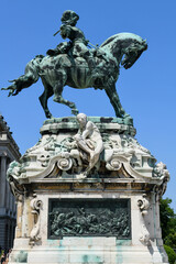 Obraz premium Statue in front of the royal palace at Budapest in Hungary