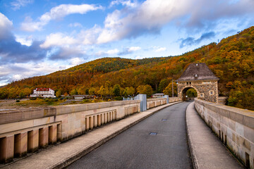 Herbstwanderung entlang der Edertalsperre zur versunkenen Stadt vom Edersee Atlantis  - Edertal -...