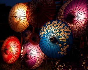 ジャパンディ：暗闇に浮かび上がる和傘のイルミネーション