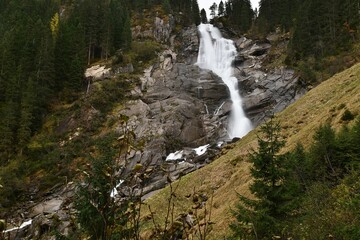 Wodospady Krimmler w austriackich Alpach. Najwyższe wodospady w Europie. Tu górny próg