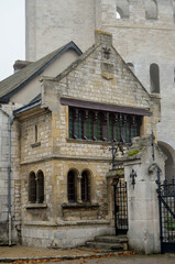 Fototapeta na wymiar abbaye Saint Pierre de Jumièges, hiver dans la brume, fondée en 654, 76, Jumièges, Normandie, Seine Maritime, France