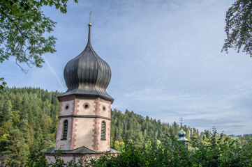 Achteckiger Kirchturm mit Zwiebelhaube Maria in der Tanne in Triberg