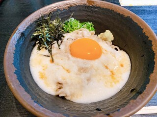 山かけそば。日本の美味しいお蕎麦。