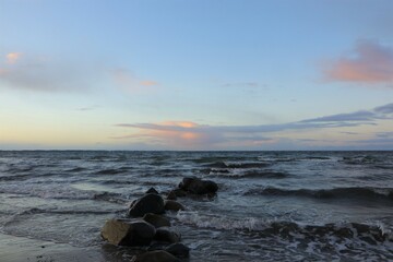 Wind und Wellen am Meer am Abend.