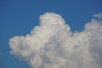 Naklejka premium the clouds with blue sky
