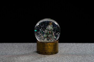 Bola de nieve con un árbol de navidad dentro