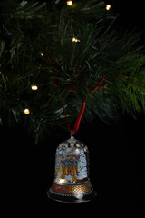Campana de cristal colgada en un árbol de navidad
