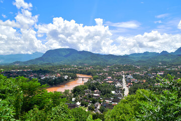 Fototapeta na wymiar Vistas desde el Monte Phu Si (Phou Si) en Luang Prabang, Laos