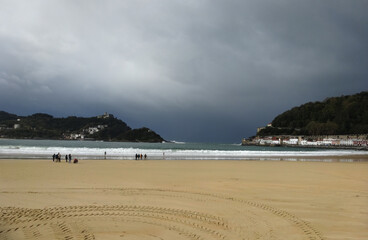 Obraz premium La concha beach in San Sebastian Spain,temporary storm in autumn