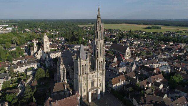 Vue a&eacute;rienne de Senlis, Oise, Hauts-de-France. Cathedrale Notre Dame de Senlis, &eacute;glise Saint Pierre et le centre ville.