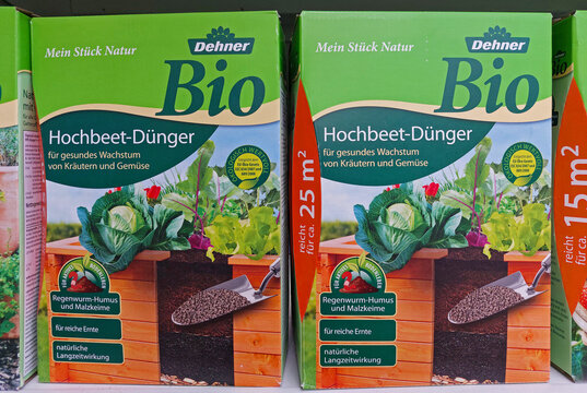 fertilizer for raised beds packs by Dehner in a garden market