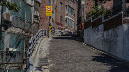 서울 서대문구 홍제동의 좁고 가파른 골목길 - obrazy, fototapety, plakaty