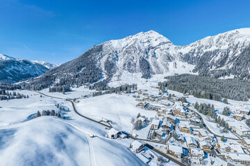 Ausblick &uuml;ber den Wintersportort Berwang zum Thaneller in der Tiroler Zugspitz Region