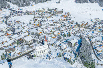 Fototapeta na wymiar Der idyllisch gelegene Wintersportort Berwang in der Tiroler Zugspitz Region