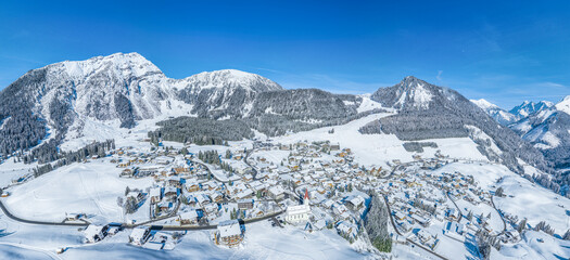Blick über den herrlich gelegenen Wintersportort Berwang in der Tiroler Zugspitz Region