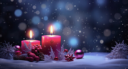 velas de navidad encendidas junto bolas y figuras decorativas  sobre superficie nevada y fondo desenfocado azul  - obrazy, fototapety, plakaty
