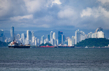 Ciudad de panama y barcos esperando entrar al canal de panama