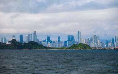 Fototapeta premium vista desde el mar de la ciudad de panama