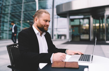 Fototapeta premium Focused businessman working on laptop