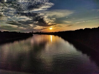 Romantyczny wieczór zachód słońca nad rzeką Wisła w Warszawie na moście 