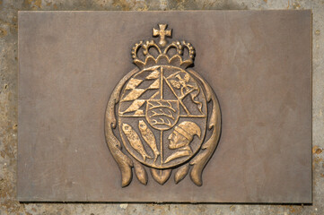 Historisches Reliefwappen Württembergs in Bronze an der Neckarquelle in Schwenningen