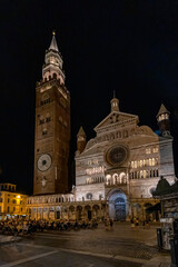 Fototapeta na wymiar Piazza del comune a Cremona col Torrazzo e il Duomo