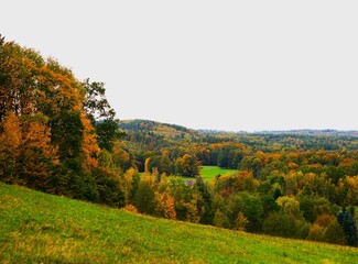 Panorama na roztaczające się góry i las. Przeróżne barwy liści. Jesień widoczna w górach na...