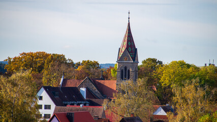 Kirchturm mit Hausdächern