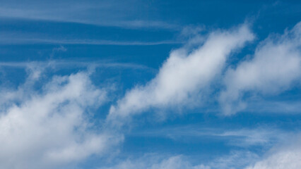 Obraz premium Cielo azul con nubes