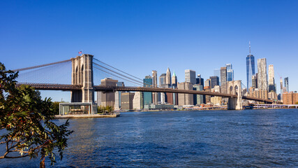 Fototapeta na wymiar The Brooklyn bridge with Manhattan downtown in background