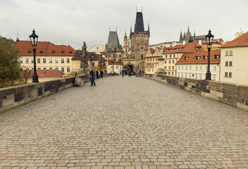 Le Pont Charles est le monument le plus célèbre de tout Prague et relie la Vieille Ville (Staré...
