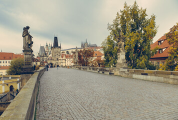 Le Pont Charles est le monument le plus célèbre de tout Prague et relie la Vieille Ville (Staré Město) et le « Petit Côté » (Malá Strana). - obrazy, fototapety, plakaty