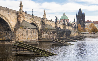 Fototapeta na wymiar Le Pont Charles est le monument le plus célèbre de tout Prague et relie la Vieille Ville (Staré Město) et le « Petit Côté » (Malá Strana).
