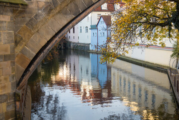 Fototapeta na wymiar Čertovka (littéralement, Canal du Diable), aussi appelé la Petite Venise de Prague, est un petit canal situé dans le centre de Prague, en République Tchèque. Il est dans le quartier de Malá Stran