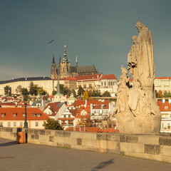 Le pont Charles (en tchèque : Karlův most ) est un pont qui relie la Vieille Ville de Prague (...