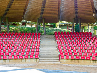 Rote Sitzplätze in der Freilichtbühne