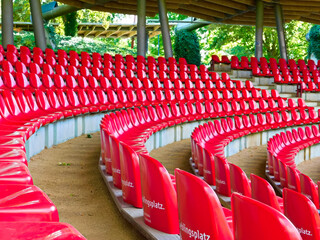 Rote Sitzplätze in der Freilichtbühne mit der Aufschrift - Lieblingsplatz