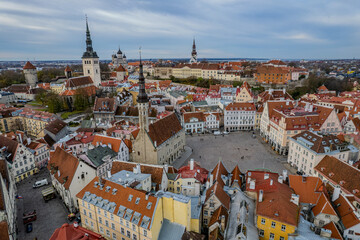 Obraz premium Aerial autumn fall view of Tallinn old town, Estonia
