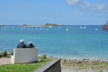 Un couple de personnes âgées qui regarde la mer en Bretagne-France