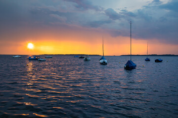 Stimmungsvoller Sonnenuntergang am Meer Ostseeküste Salzhaff