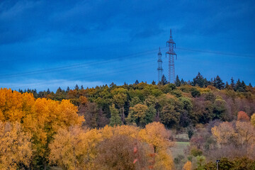 Strommasten im Herbst