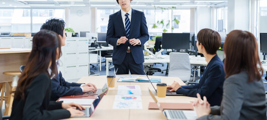 オフィスでミーティングをするビジネスパーソン