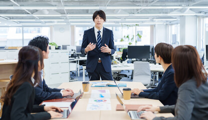 オフィスでミーティングをするビジネスパーソン